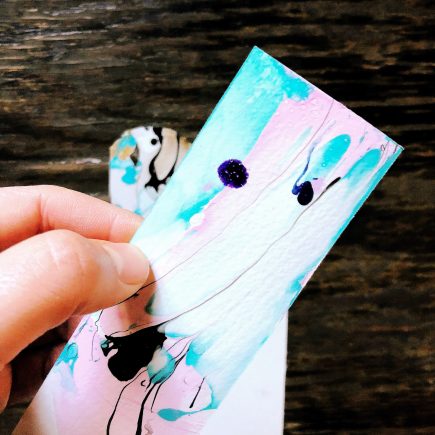 Mit Nagellack marmorierte Lesezeichen: Tipps und Anleitung - Janna Werner - papiersalat kreativ:werkstatt